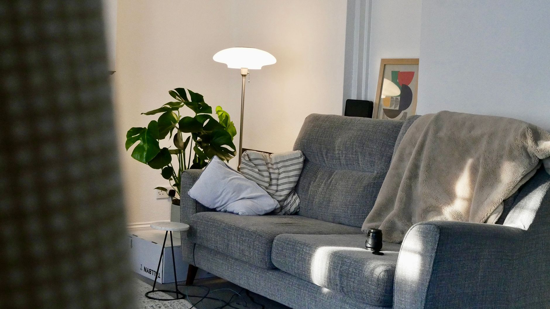 Funkční světlo — lampa u křesla